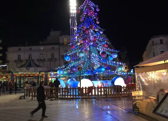 Sapin Merveilleux à Orléans de nuit