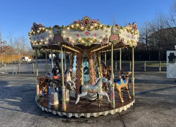 Petit Carrousel 1900 sur une place