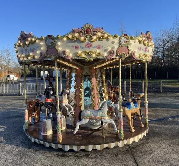 Petit Carrousel 1900 sur une place