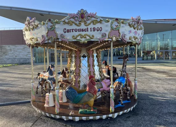 Petit Carrousel 1900 sur une place