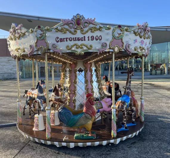 Petit Carrousel 1900 sur une place