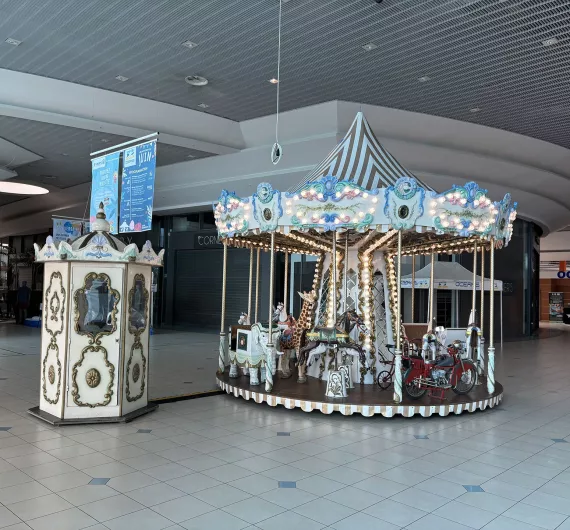 Petit Carrousel dans un centre commercial