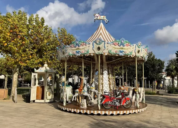 Petit Carrousel sur une place