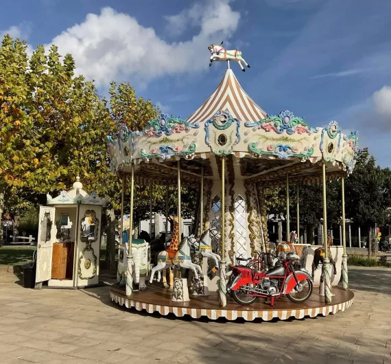 Petit Carrousel sur une place