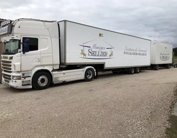 Camion Manèges Sellier lors de l'installation du manège