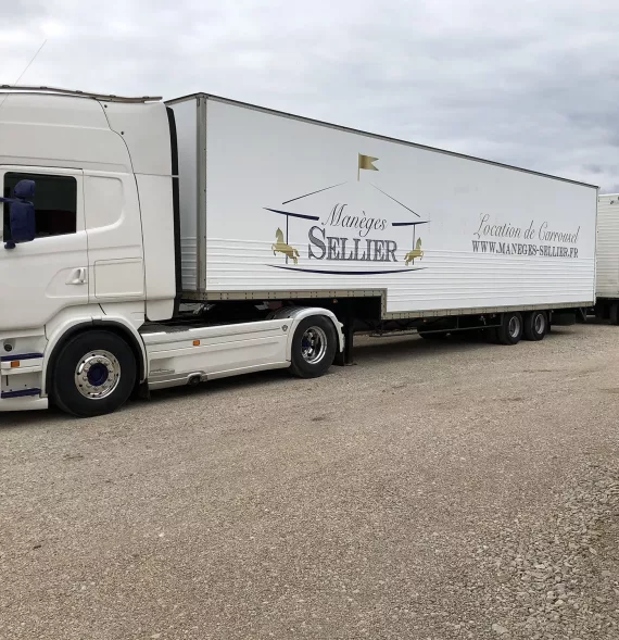 Camion Manèges Sellier lors de l'installation du manège