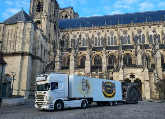Camion qui dépose un manège en location
