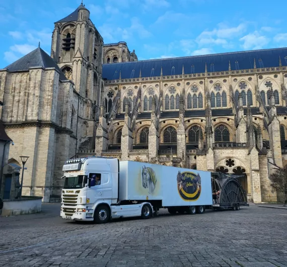 Camion qui dépose un manège en location